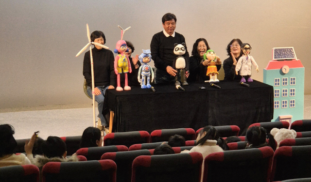 제주 시니어 에너지지킴이 사업 참여 노인들이 에너지 정책 관련 인형극을 하고 있다. <디지털타임스DB>